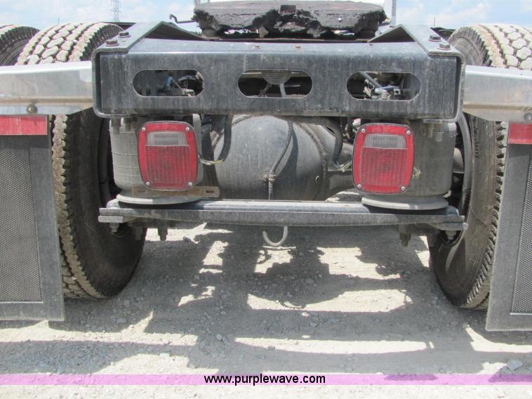 image for item C2581 2007 Freightliner Columbia semi truck