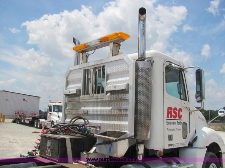 image for item C2581 2007 Freightliner Columbia semi truck