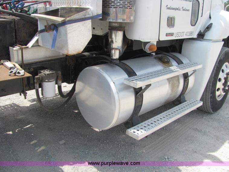 image for item C2581 2007 Freightliner Columbia semi truck