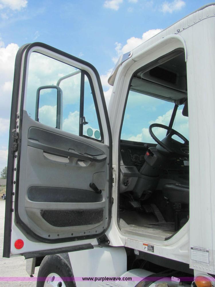 image for item C2581 2007 Freightliner Columbia semi truck