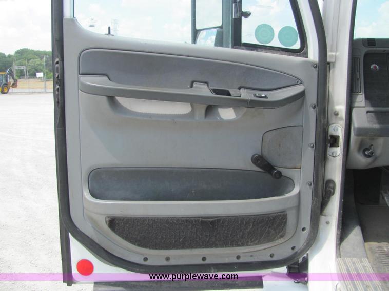 image for item C2581 2007 Freightliner Columbia semi truck