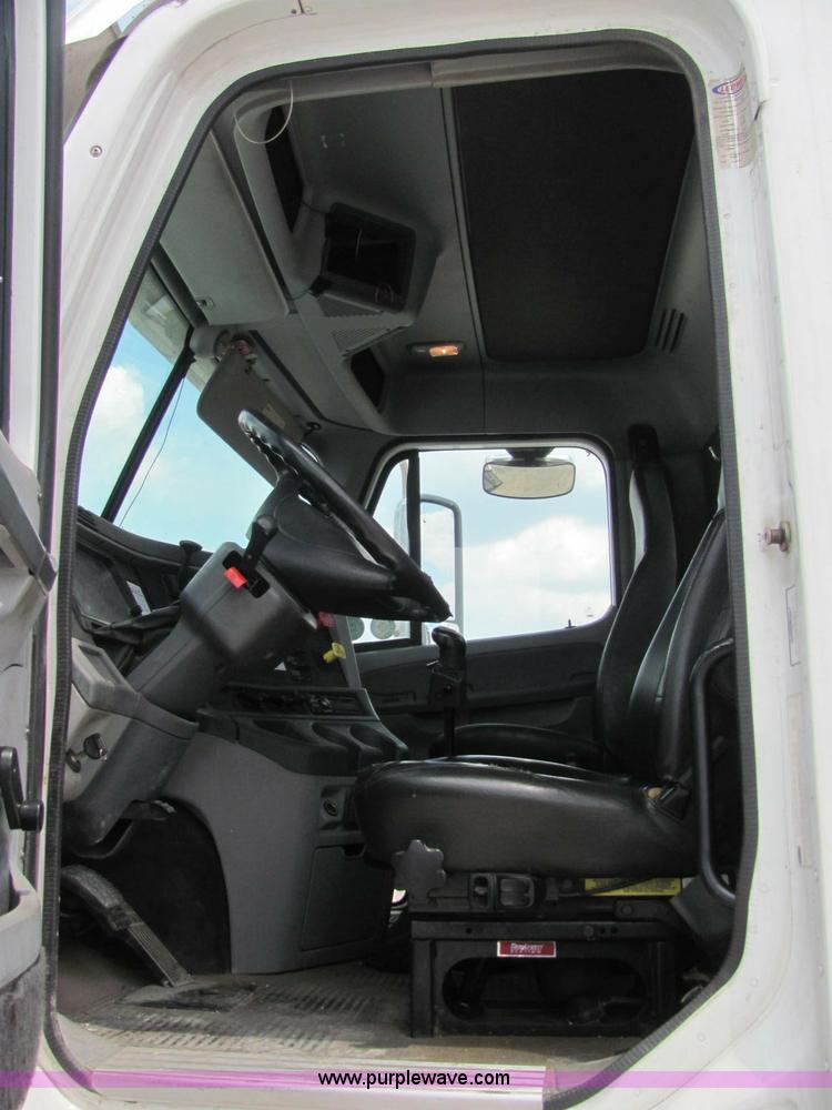 image for item C2581 2007 Freightliner Columbia semi truck