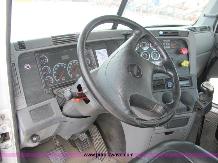 image for item C2581 2007 Freightliner Columbia semi truck
