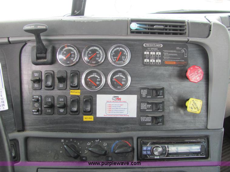 image for item C2581 2007 Freightliner Columbia semi truck