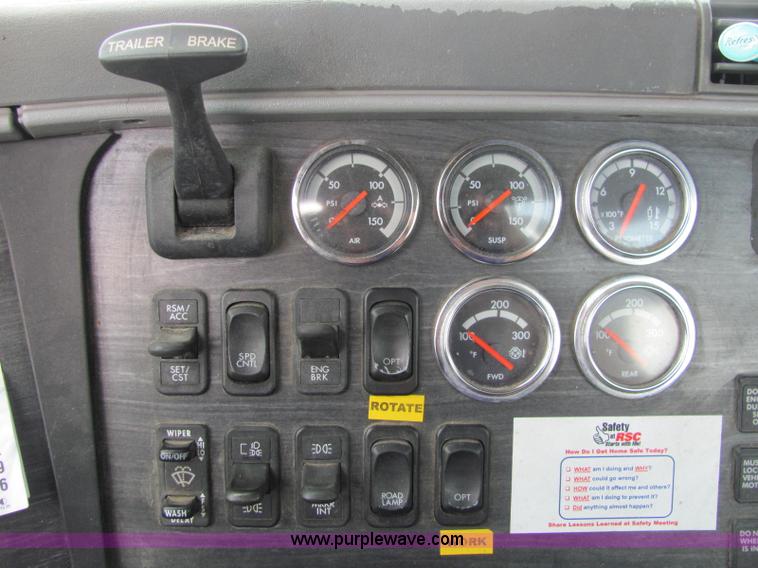 image for item C2581 2007 Freightliner Columbia semi truck