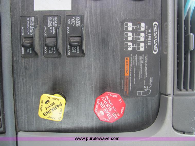 image for item C2581 2007 Freightliner Columbia semi truck