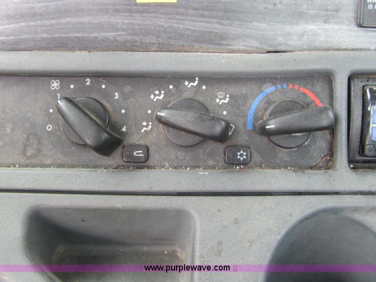 image for item C2581 2007 Freightliner Columbia semi truck