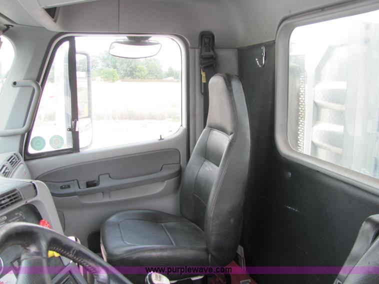 image for item C2581 2007 Freightliner Columbia semi truck