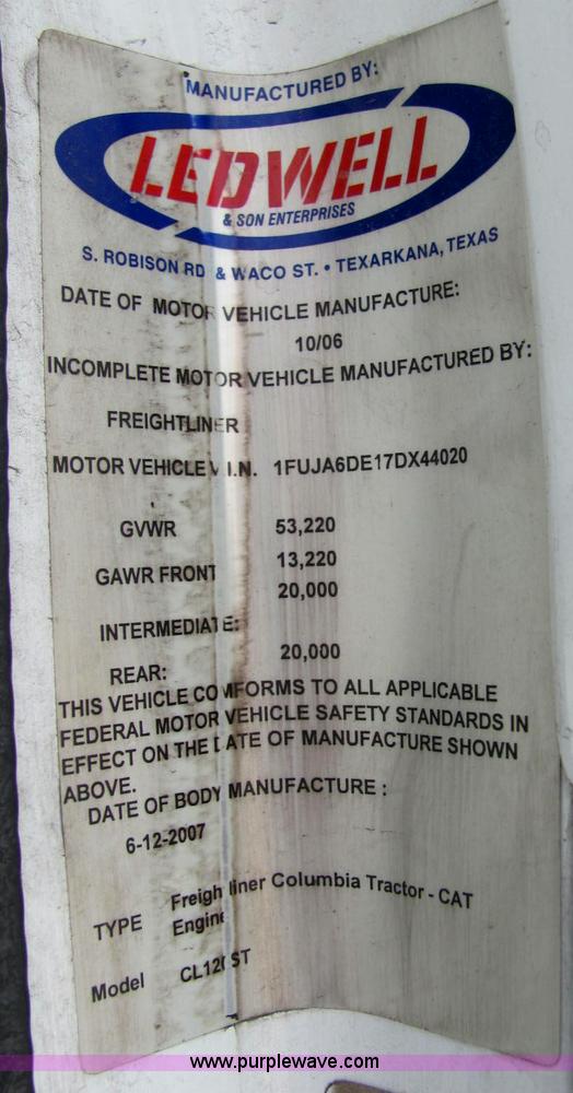 image for item C2581 2007 Freightliner Columbia semi truck