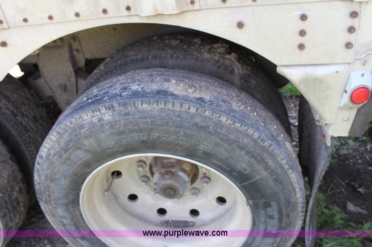 image for item D5179 1993 Wilson 48' cattle pot trailer