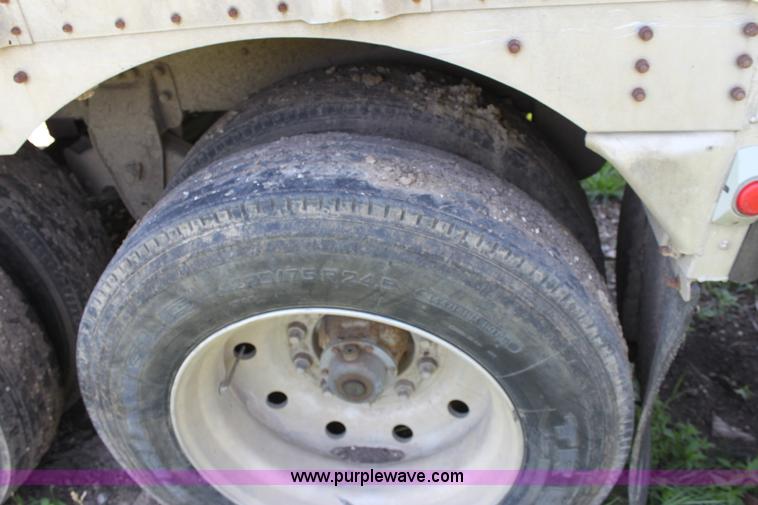 image for item D5179 1993 Wilson 48' cattle pot trailer