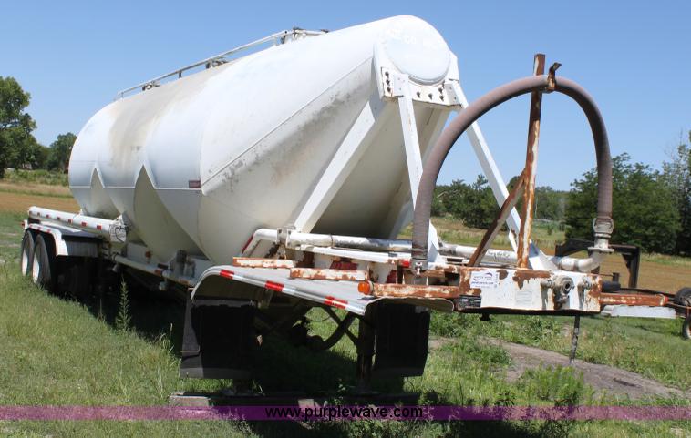 image for item D5206 1992 Fruehauf dry bulk trailer