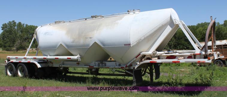 image for item D5206 1992 Fruehauf dry bulk trailer