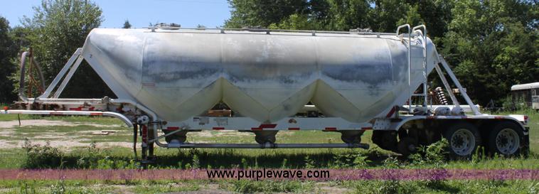 image for item D5206 1992 Fruehauf dry bulk trailer