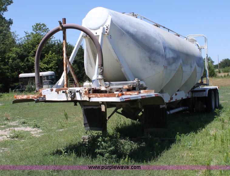 image for item D5206 1992 Fruehauf dry bulk trailer