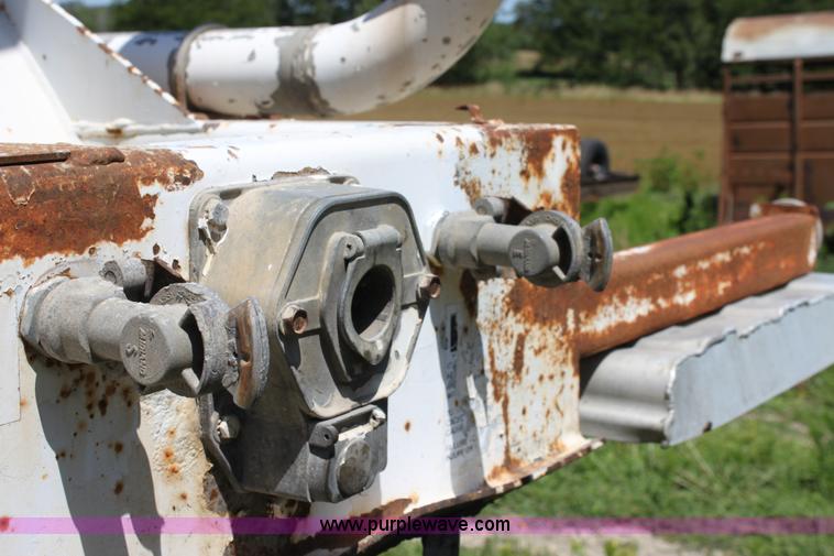 image for item D5206 1992 Fruehauf dry bulk trailer