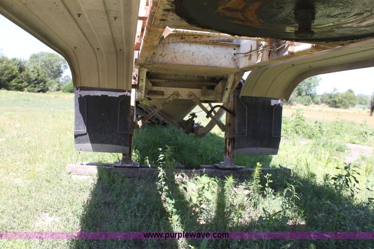 image for item D5206 1992 Fruehauf dry bulk trailer