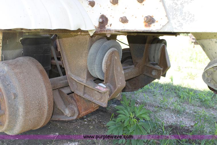 image for item D5206 1992 Fruehauf dry bulk trailer