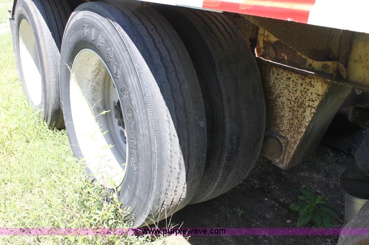 image for item D5206 1992 Fruehauf dry bulk trailer