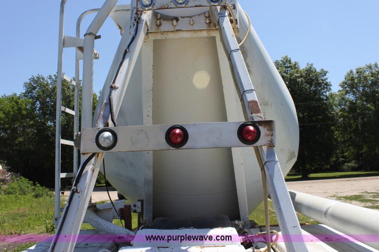 image for item D5206 1992 Fruehauf dry bulk trailer