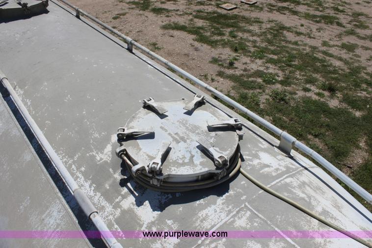 image for item D5206 1992 Fruehauf dry bulk trailer