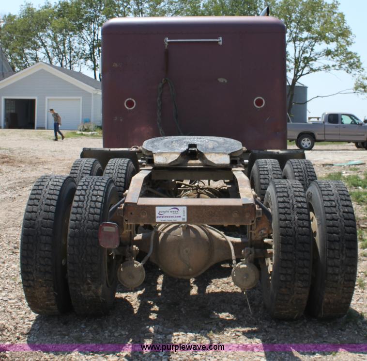 image for item D5211 1984 Peterbilt 359 semi truck