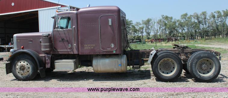image for item D5211 1984 Peterbilt 359 semi truck
