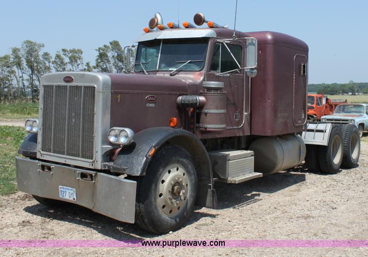 image for item D5211 1984 Peterbilt 359 semi truck
