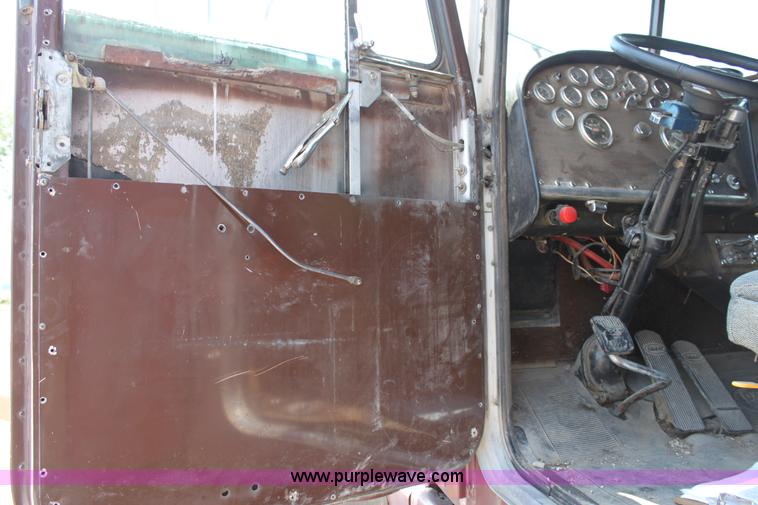 image for item D5211 1984 Peterbilt 359 semi truck