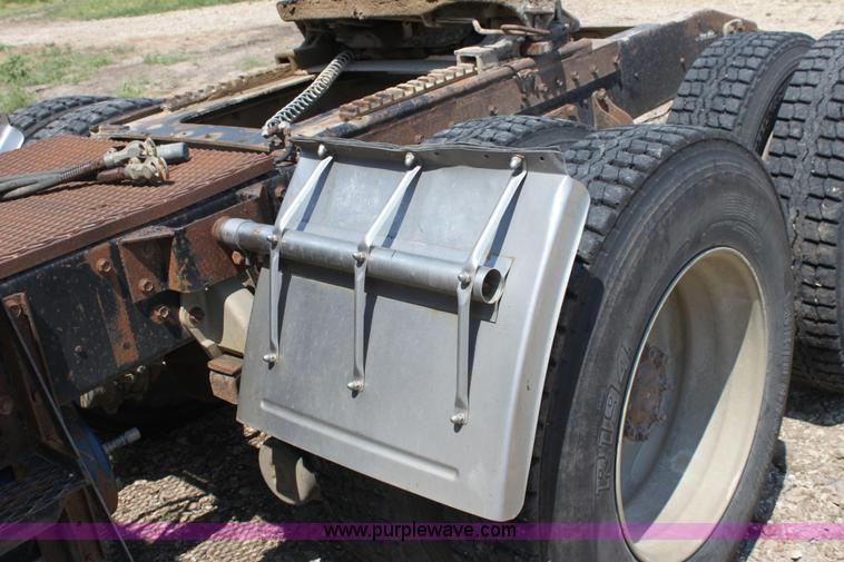 image for item D5211 1984 Peterbilt 359 semi truck