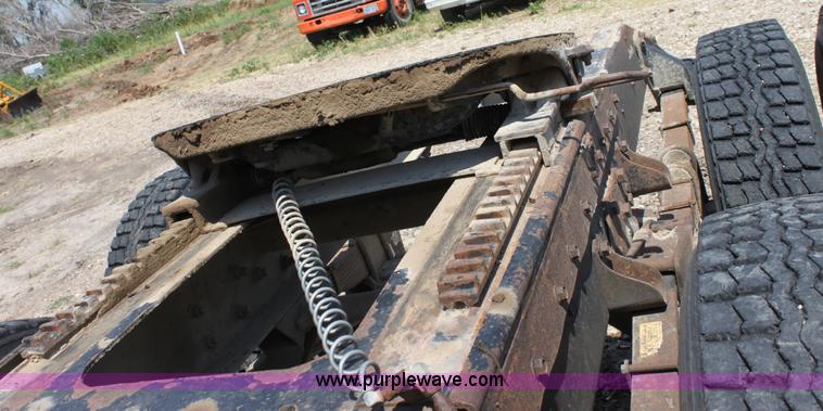 image for item D5211 1984 Peterbilt 359 semi truck