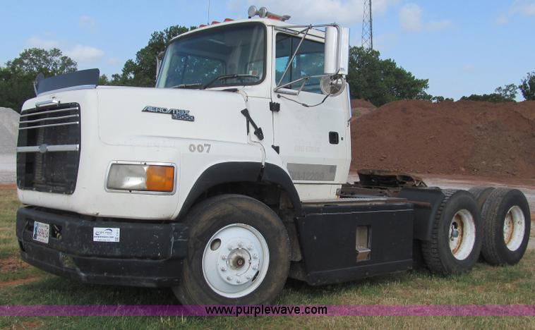 image for item F3011 1995 Ford L9000 AeroMax semi truck