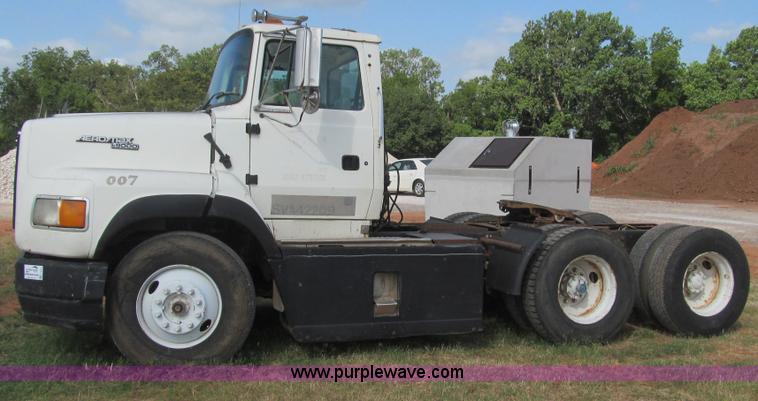 image for item F3011 1995 Ford L9000 AeroMax semi truck