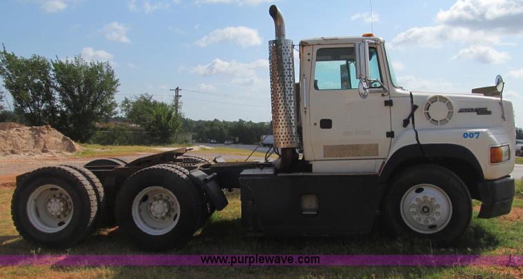 image for item F3011 1995 Ford L9000 AeroMax semi truck
