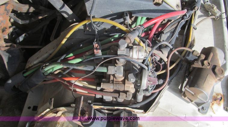 image for item F3011 1995 Ford L9000 AeroMax semi truck