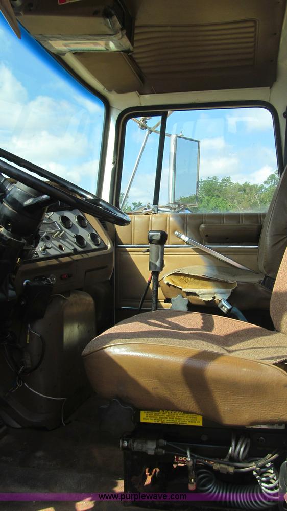 image for item F3011 1995 Ford L9000 AeroMax semi truck