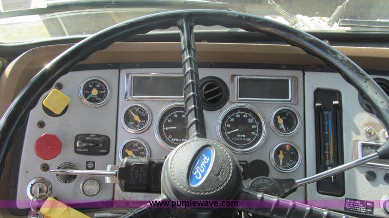 image for item F3011 1995 Ford L9000 AeroMax semi truck