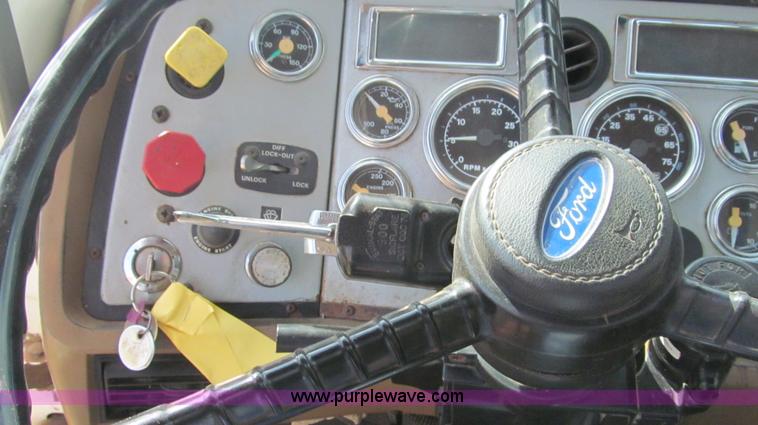 image for item F3011 1995 Ford L9000 AeroMax semi truck
