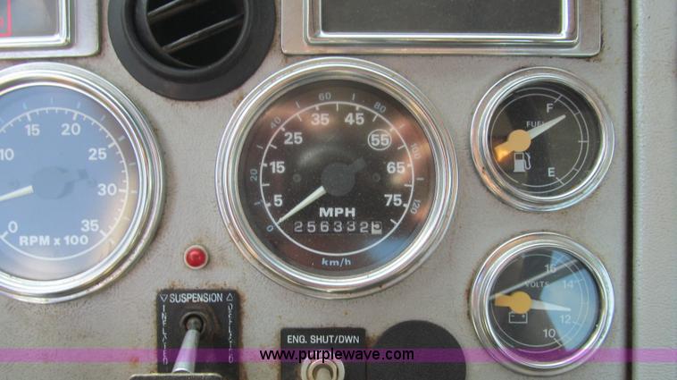 image for item F3011 1995 Ford L9000 AeroMax semi truck