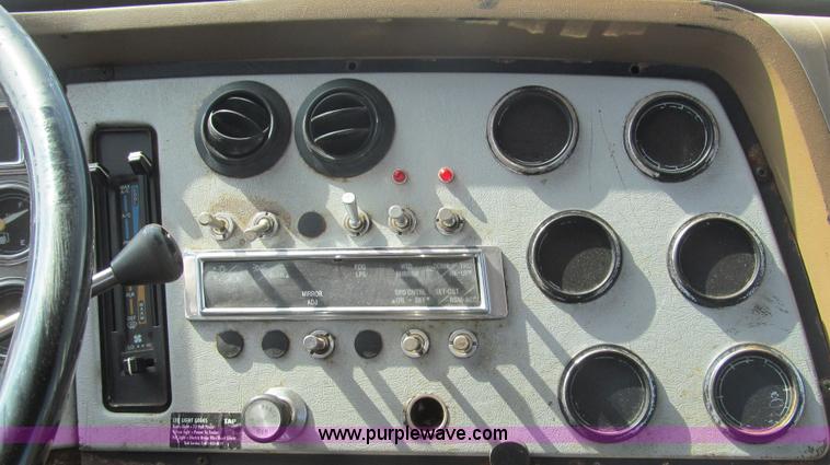 image for item F3011 1995 Ford L9000 AeroMax semi truck