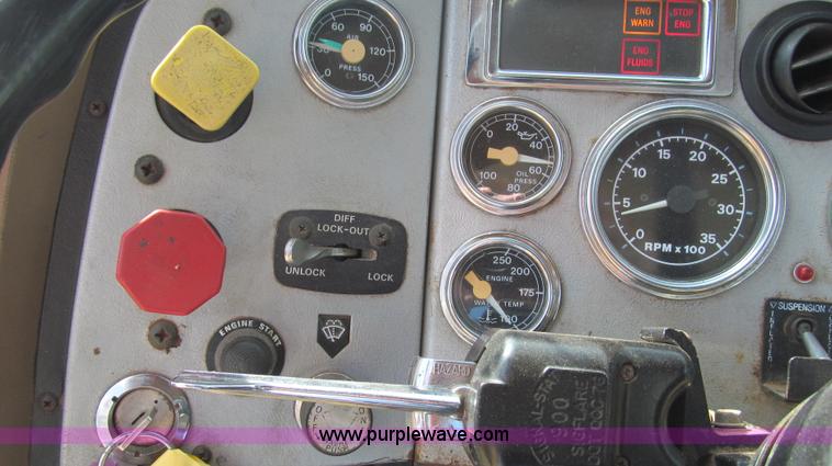 image for item F3011 1995 Ford L9000 AeroMax semi truck