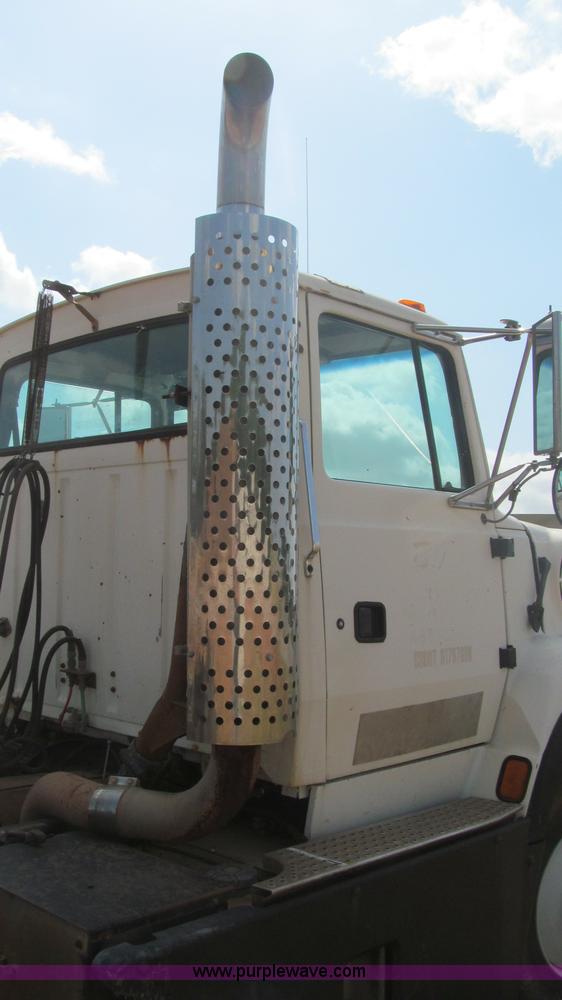 image for item F3011 1995 Ford L9000 AeroMax semi truck