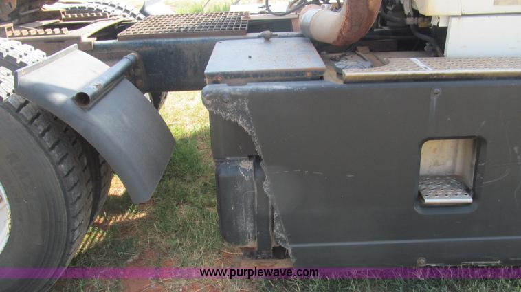 image for item F3011 1995 Ford L9000 AeroMax semi truck