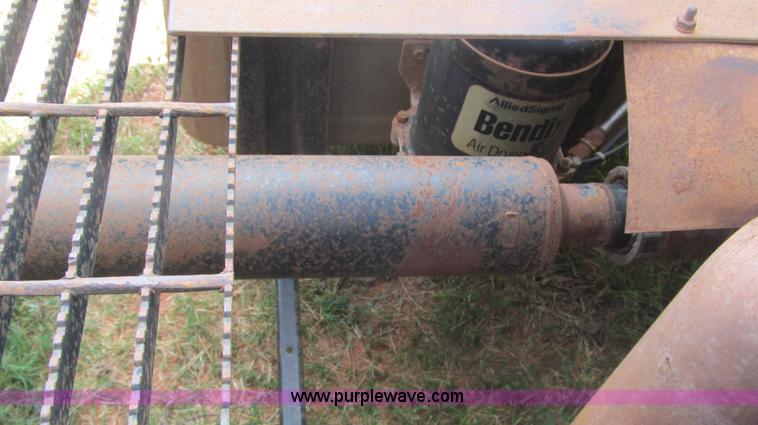 image for item F3011 1995 Ford L9000 AeroMax semi truck