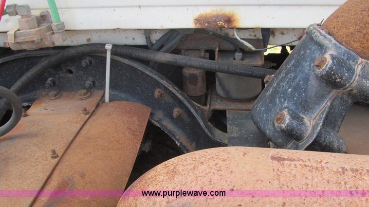 image for item F3011 1995 Ford L9000 AeroMax semi truck