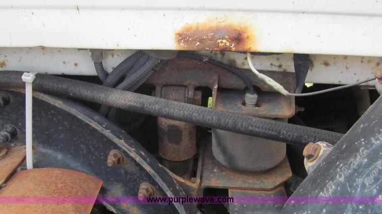 image for item F3011 1995 Ford L9000 AeroMax semi truck