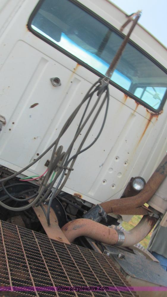 image for item F3011 1995 Ford L9000 AeroMax semi truck