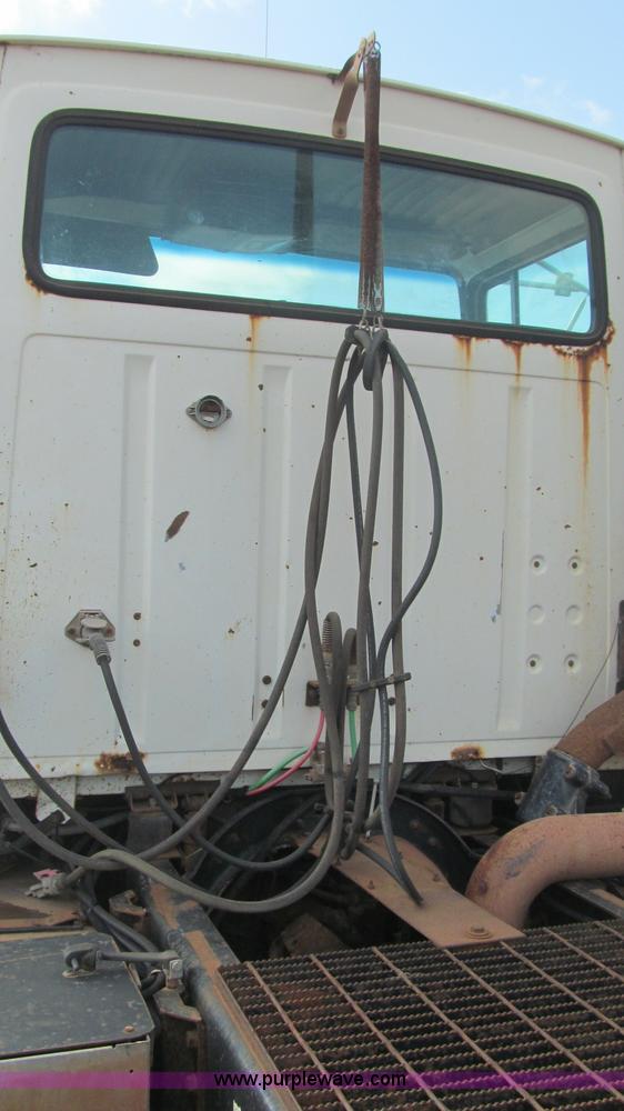 image for item F3011 1995 Ford L9000 AeroMax semi truck