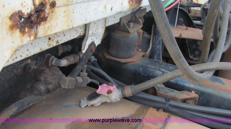 image for item F3011 1995 Ford L9000 AeroMax semi truck