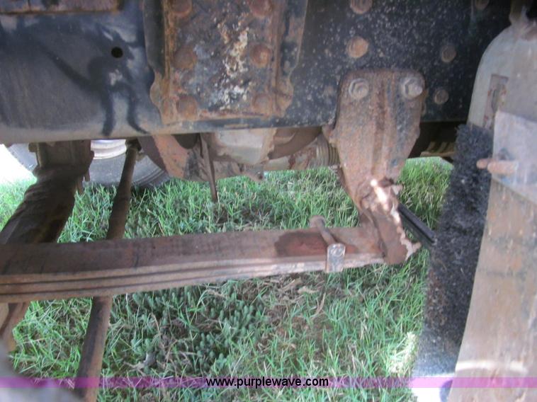 image for item F3011 1995 Ford L9000 AeroMax semi truck